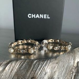 Chanel round shaped gems earrings